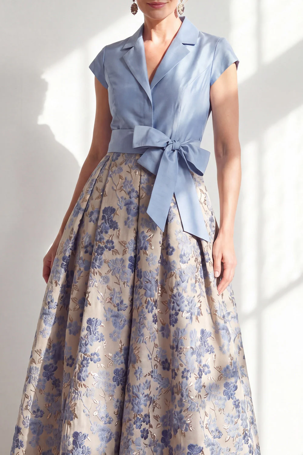 Robe bleu marine à encoche en V à encoche en V avec une longue robe fleurie de la mariée avec nœud - Image 7