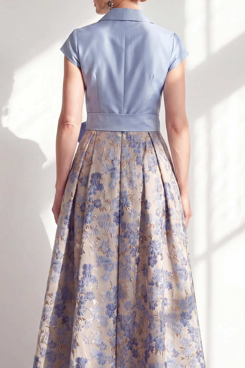 Robe bleu marine à encoche en V à encoche en V avec une longue robe fleurie de la mariée avec nœud - Image 8