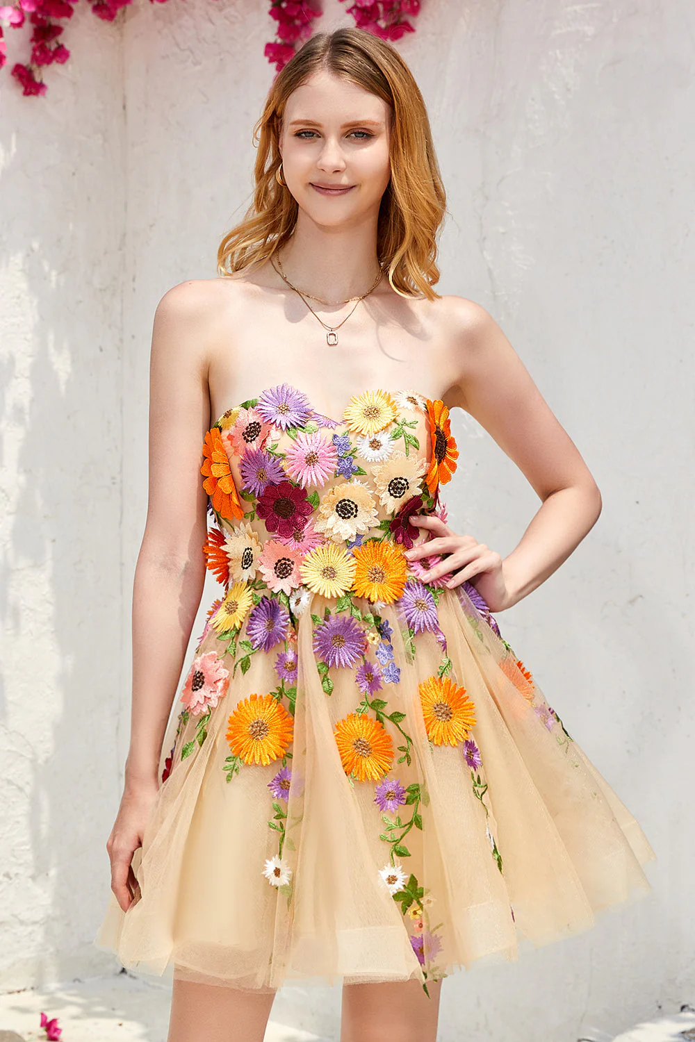 Robe de cocktail champagne sans bretelles avec fleurs 3D