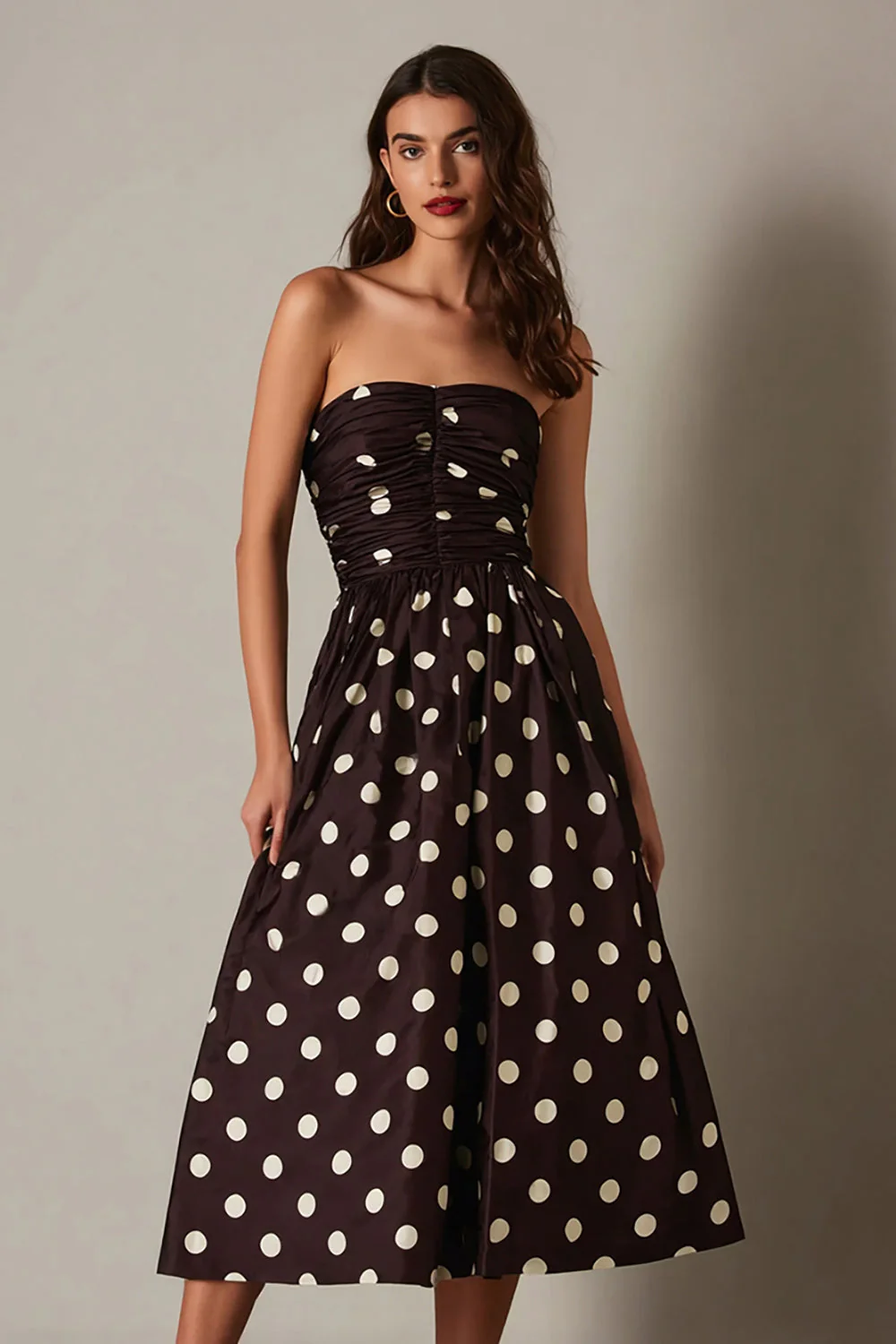 Robe bustier trapèze en satin marron foncé à pois