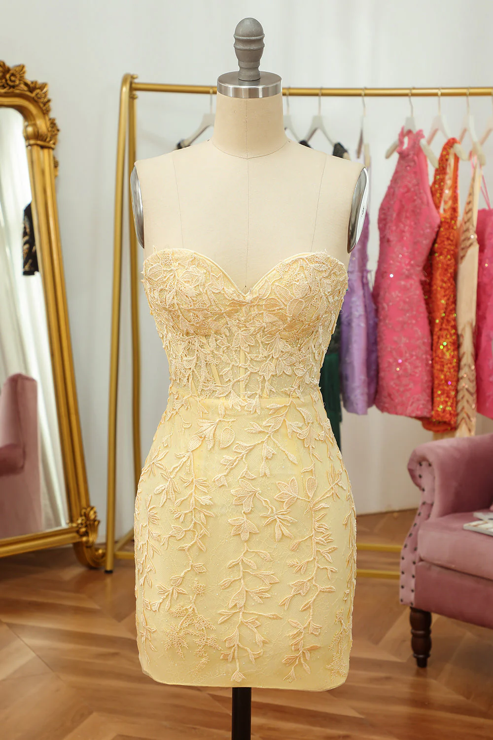Robe courte Bleu royal serrée avec appliques - Image 15