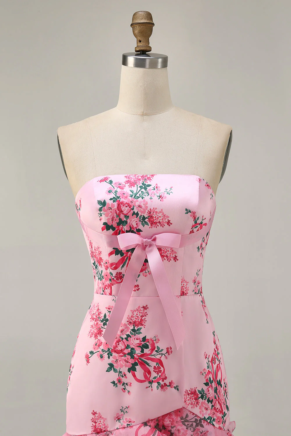 Robe courte de bal imprimée sans bretelles florale rose avec volants - Image 4