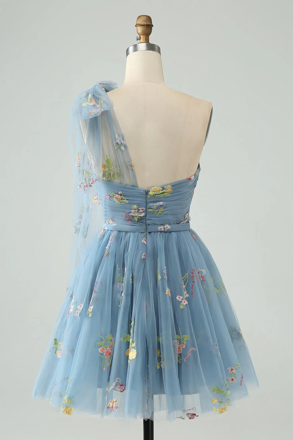 Robe courte de balle en tulle bleu gris à une épaule avec broderie florale - Image 2
