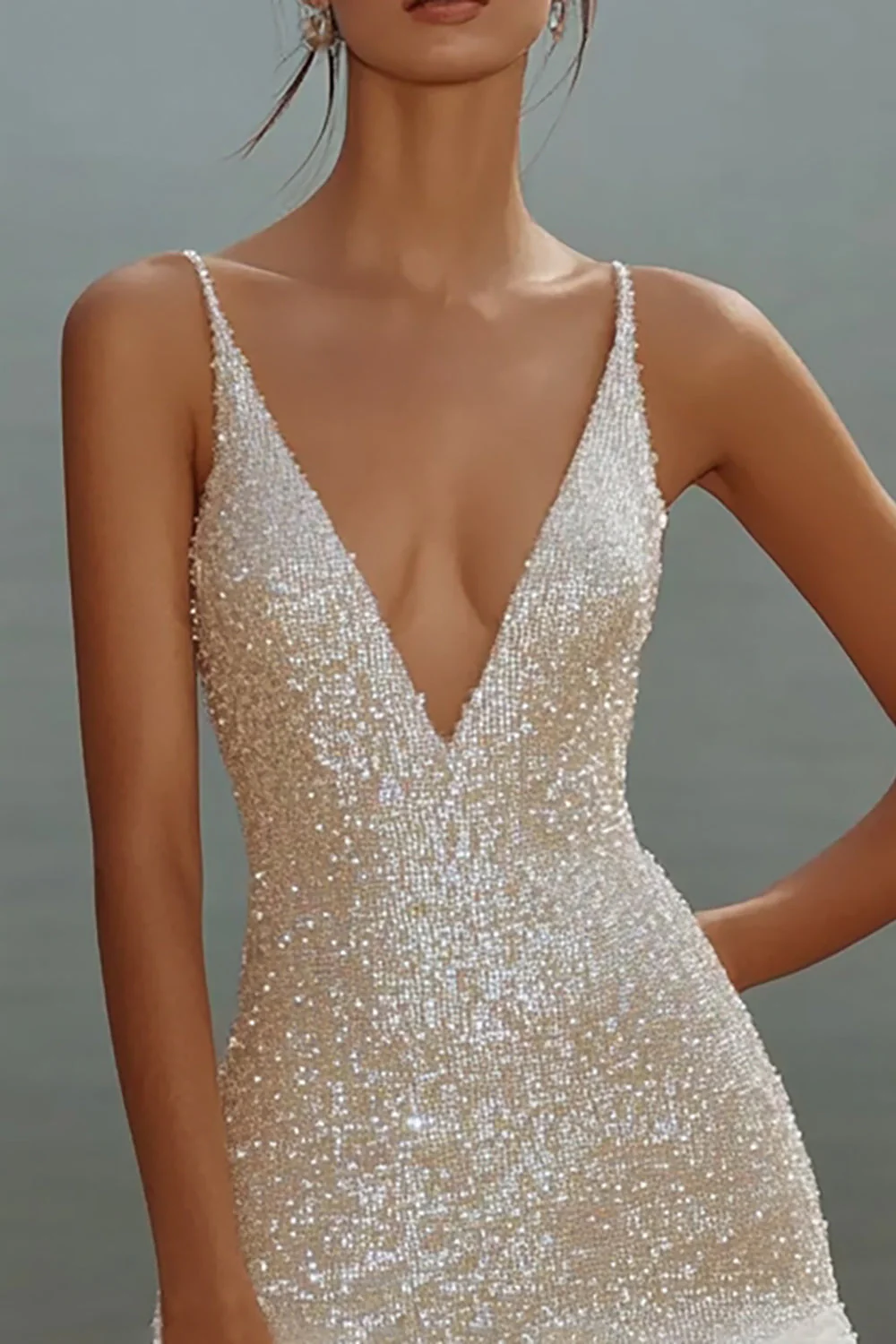 Robe courte moulante blanche à paillettes avec bretelles fines - Image 6