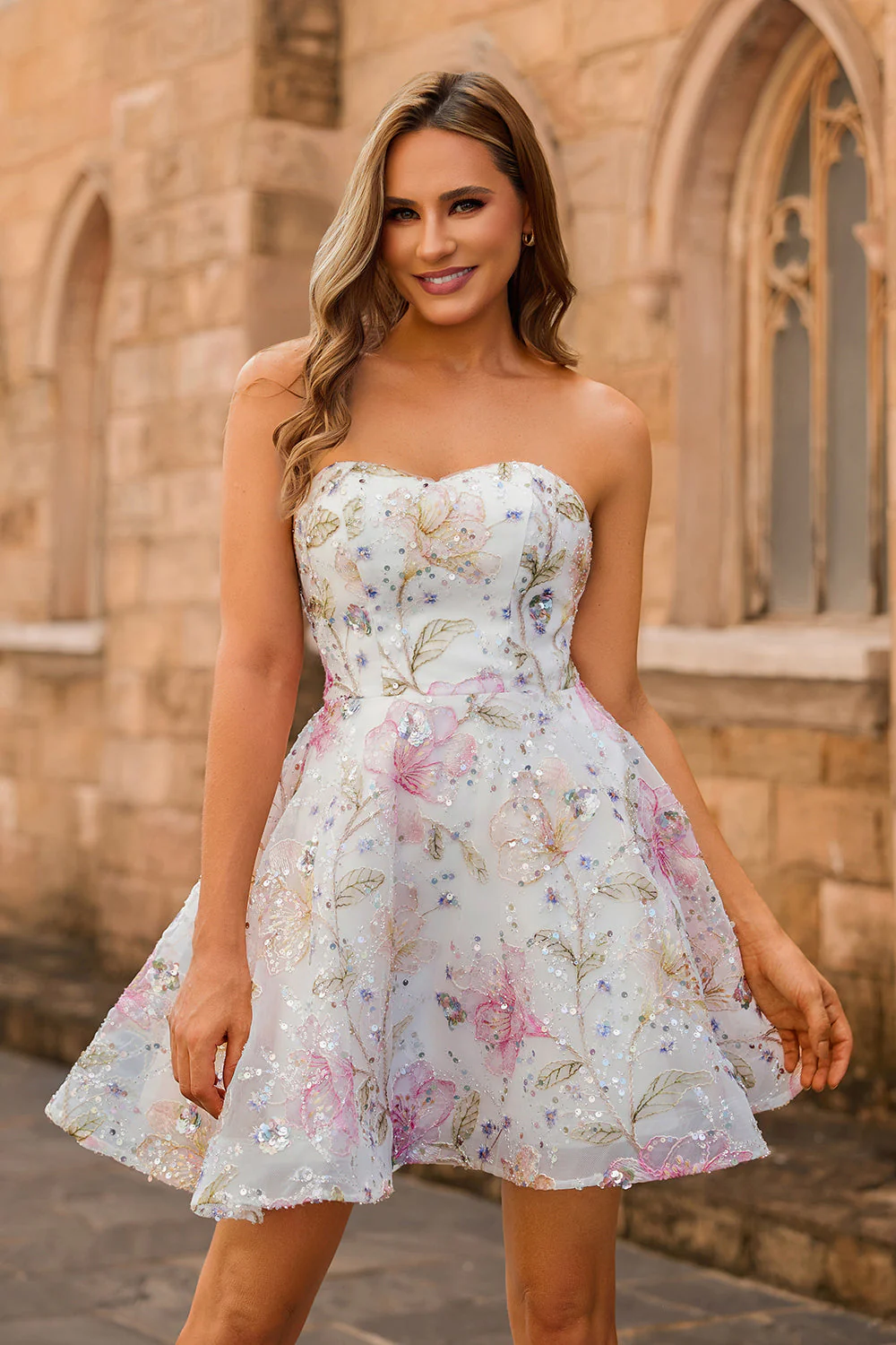 Robe courte trapèze à paillettes scintillantes sans bretelles fleurie pour les retrouvailles