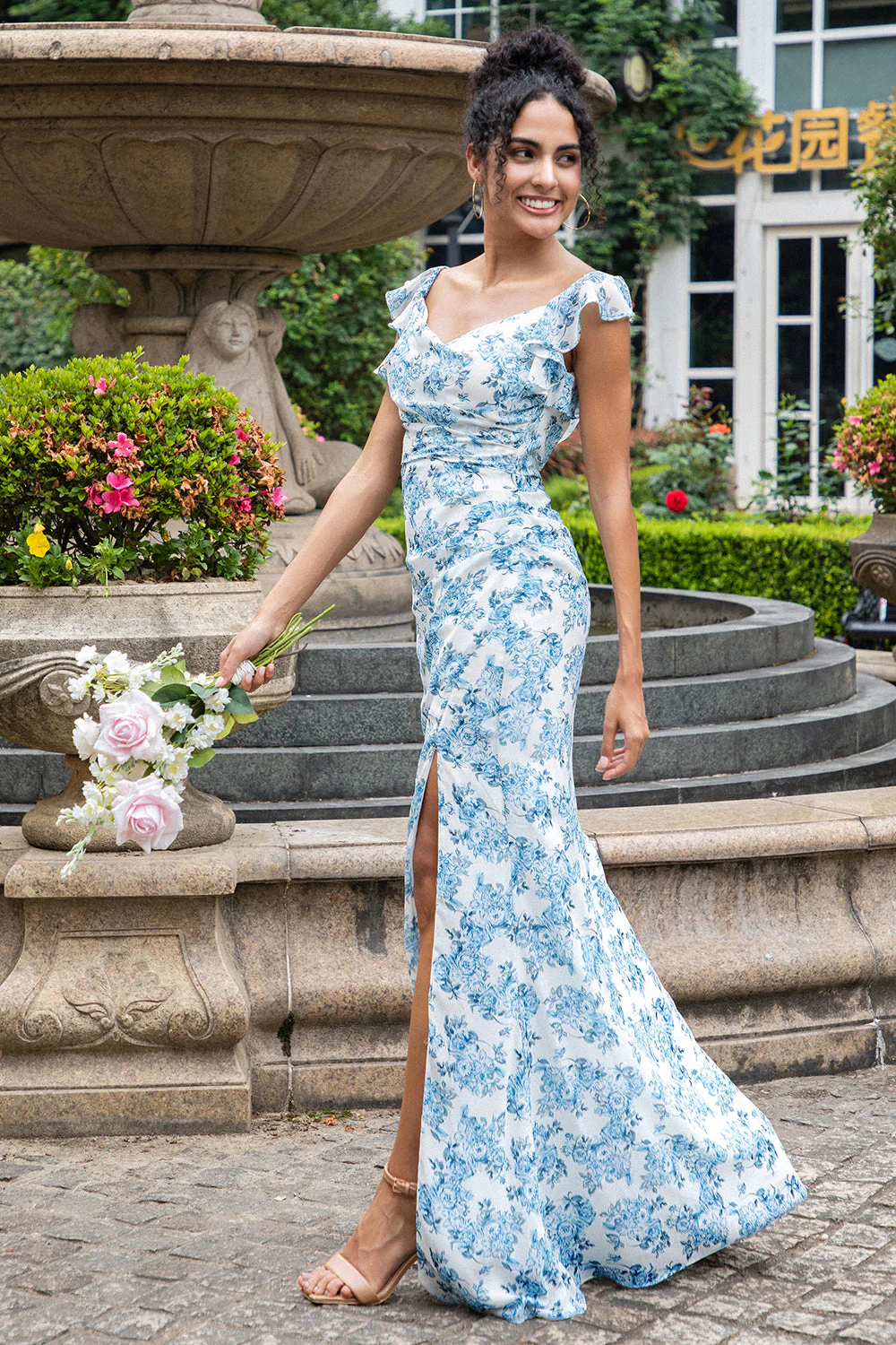 Robe d’invitée de fête de mariage Maxi à imprimé sirène à fleurs bleues blanches avec fente - Image 5