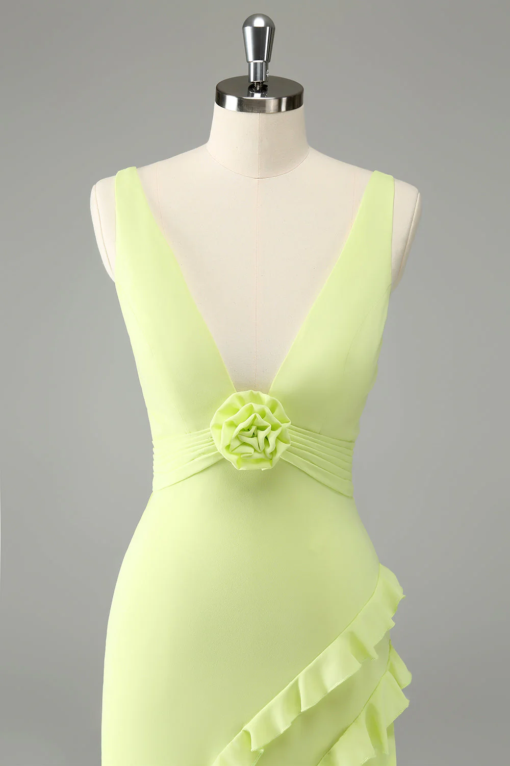 Robe d’invitée de mariage à volants à col en V profond lime avec fente - Image 4