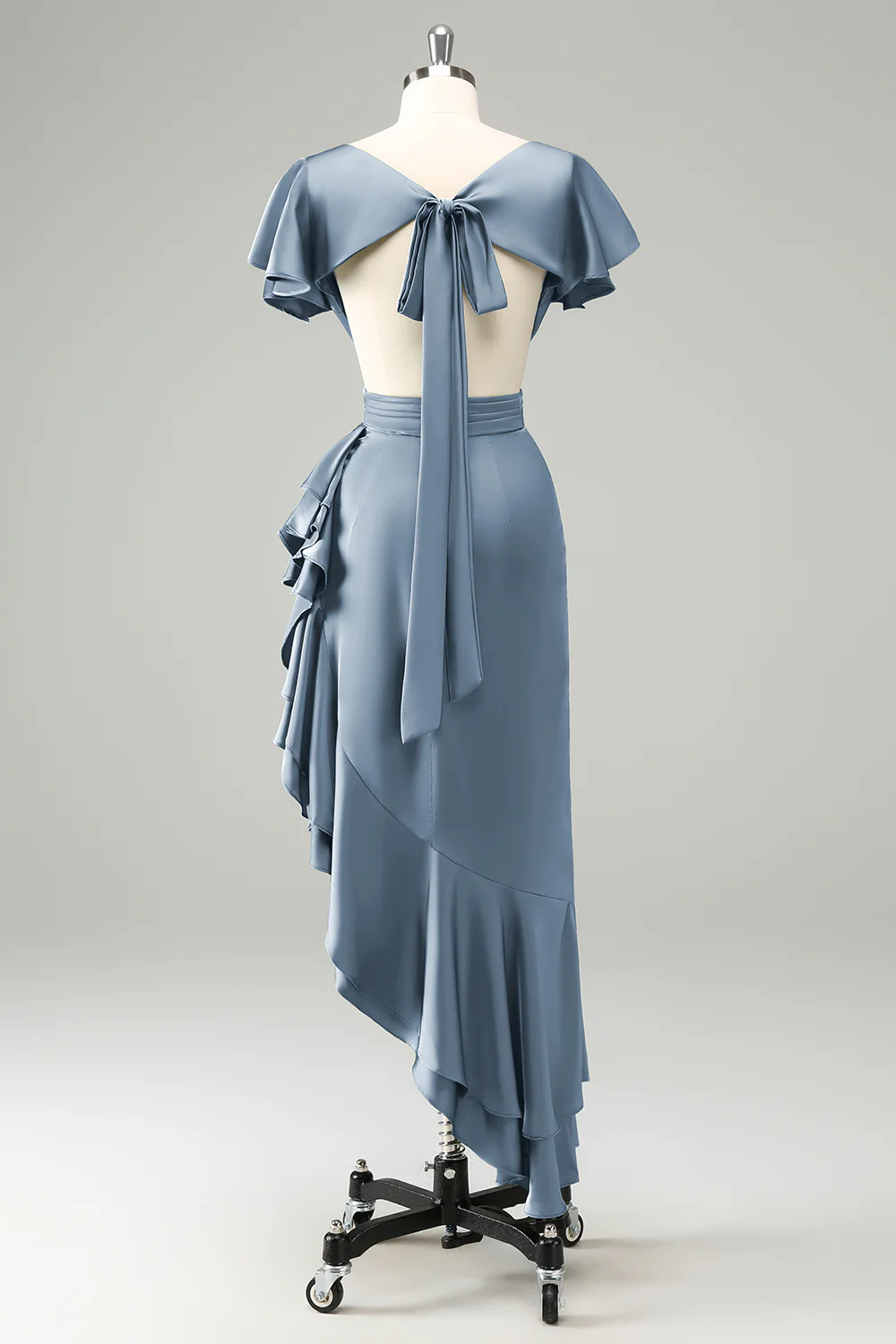 Robe d’invitée de mariage en satin à col en V bleu poussiéreux avec volants - Image 2