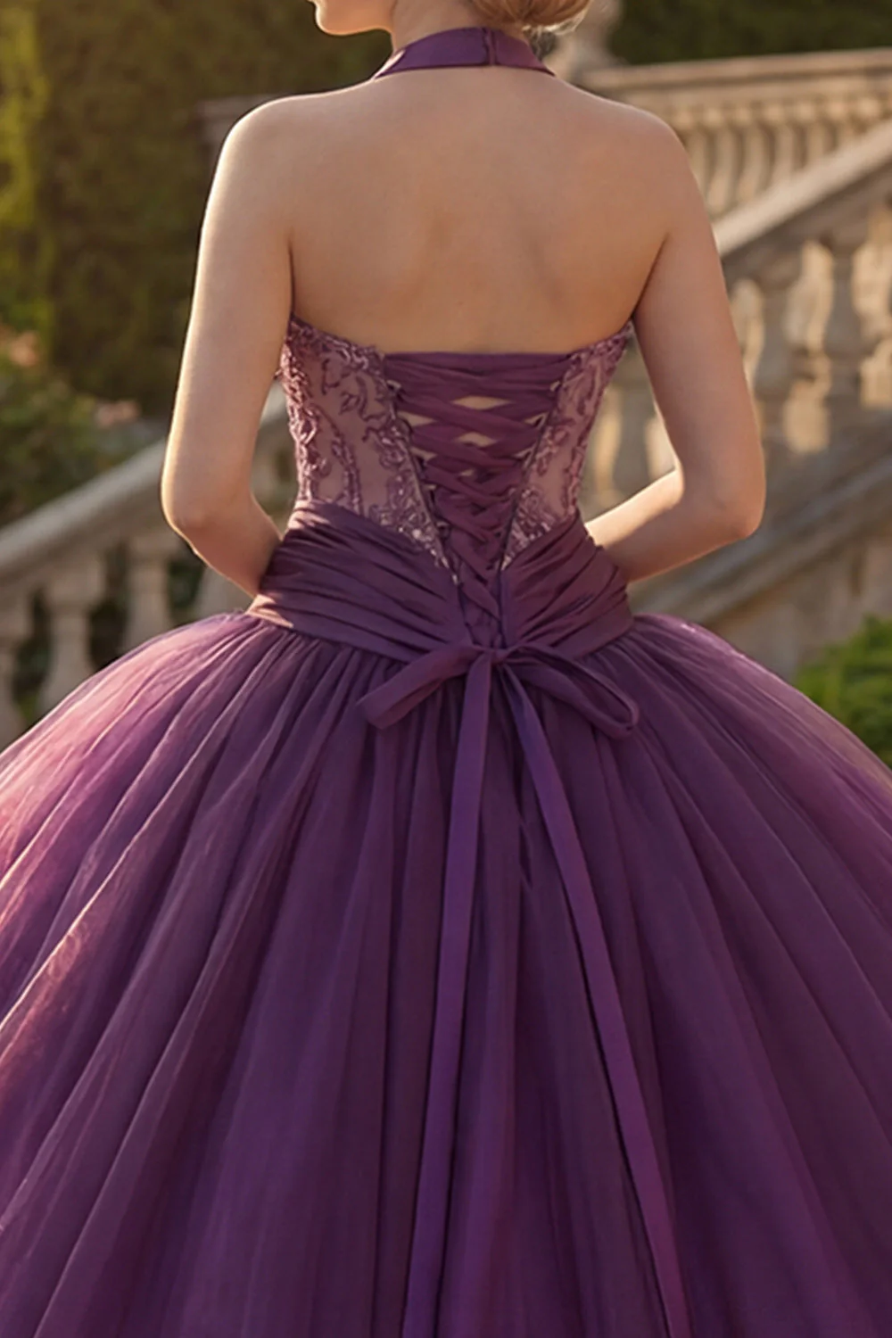 Robe de bal à col nu violet foncé à col nu perlé et volants - Image 4