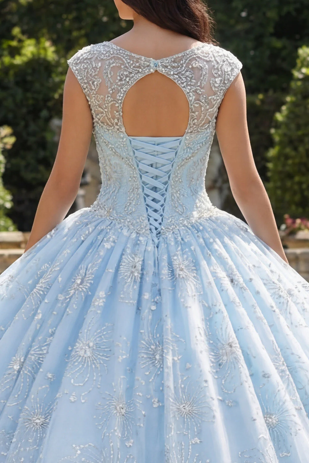 Robe de bal bleu ciel perlée à col illusion Quinceañera - Image 4