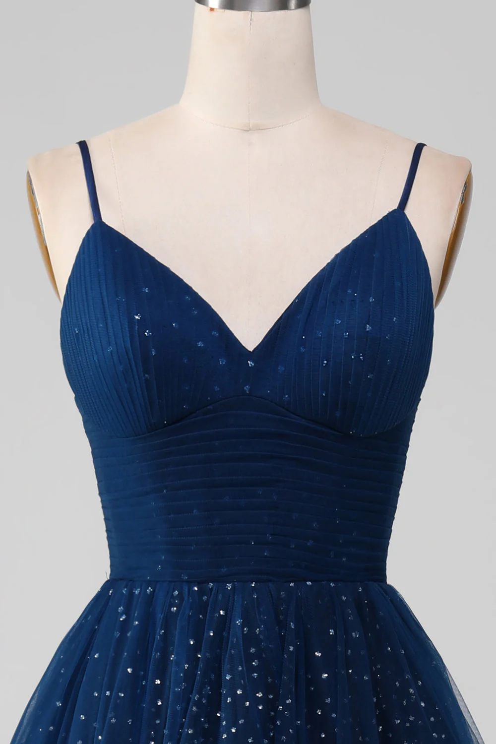 Robe de soirée longue bleu marine en tulle perlé à col en V et plis - Image 6