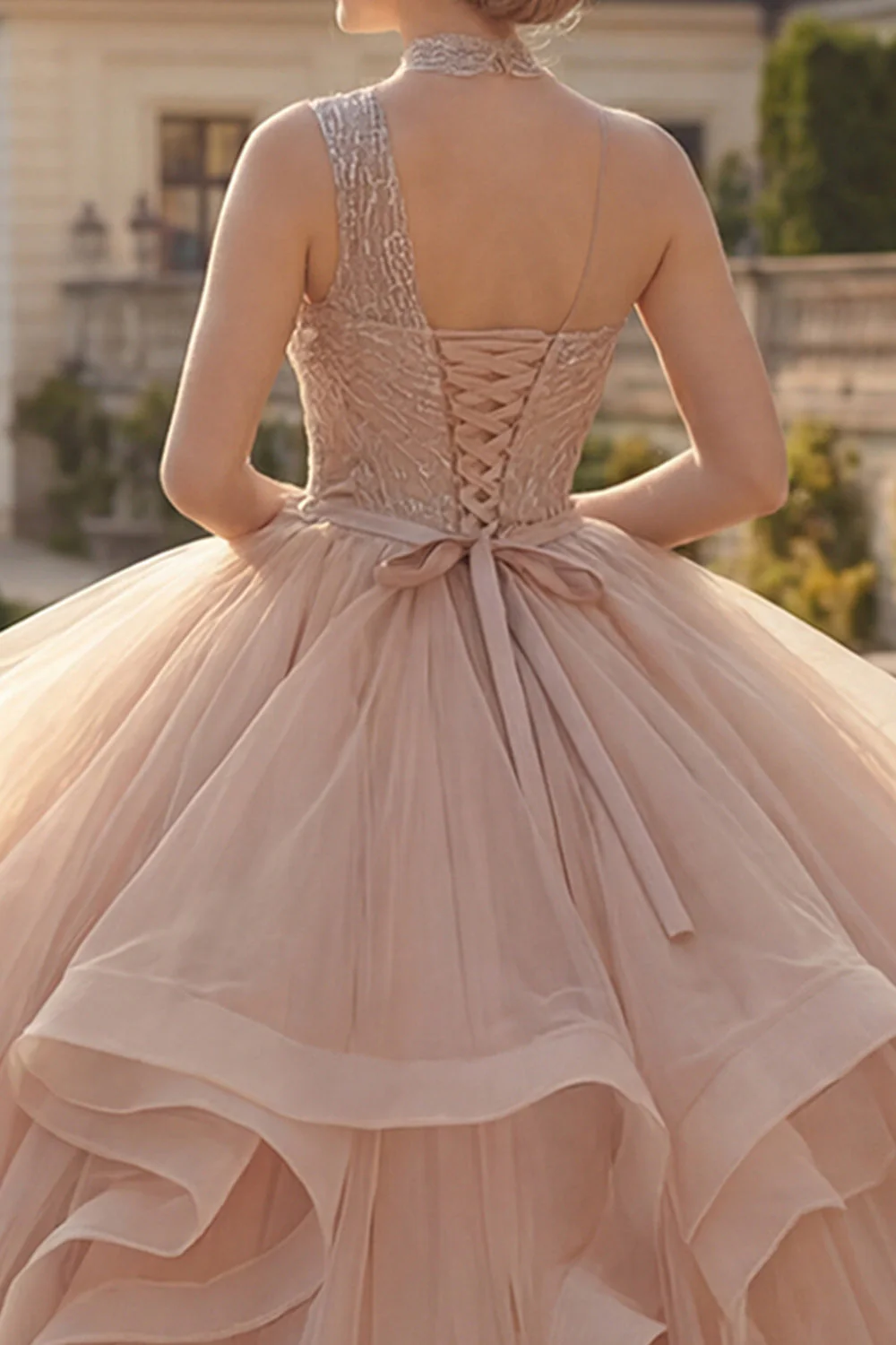 Robe de bal champagne à une épaule perlée de quinceañera avec volants - Image 4