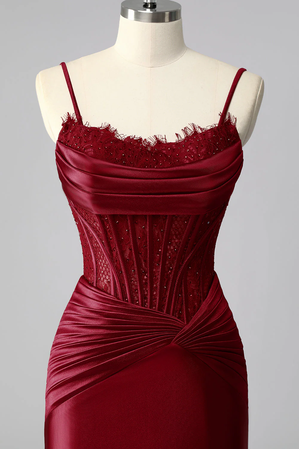 Robe de soirée longue bustier coupe sirène bordeaux en satin froncé - Image 4