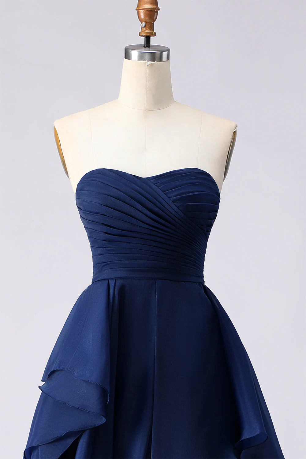 Robe de bal de bal bleu marine sans bretelles à volants A Line, plissée et fente - Image 4
