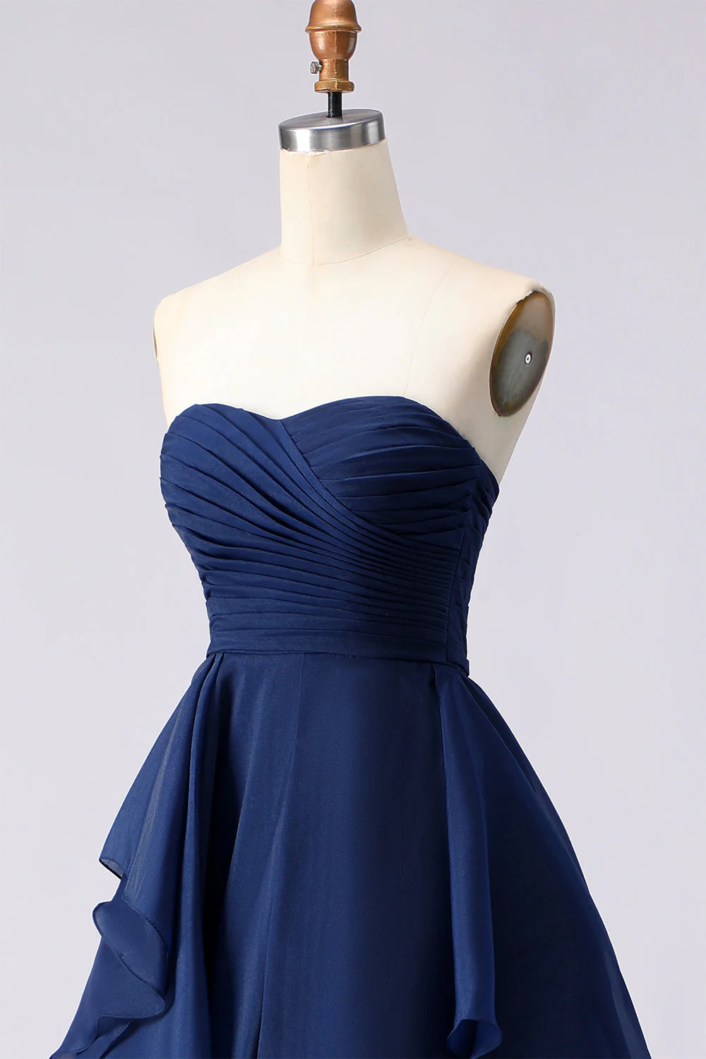 Robe de bal de bal bleu marine sans bretelles à volants A Line, plissée et fente - Image 6