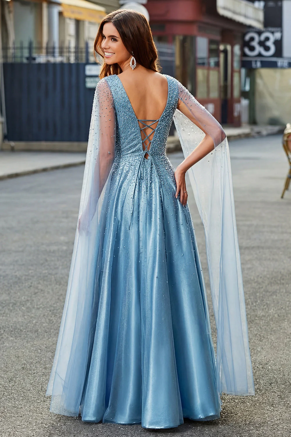 Robe de bal de bal bleue scintillante à col en V avec manches cape - Image 2