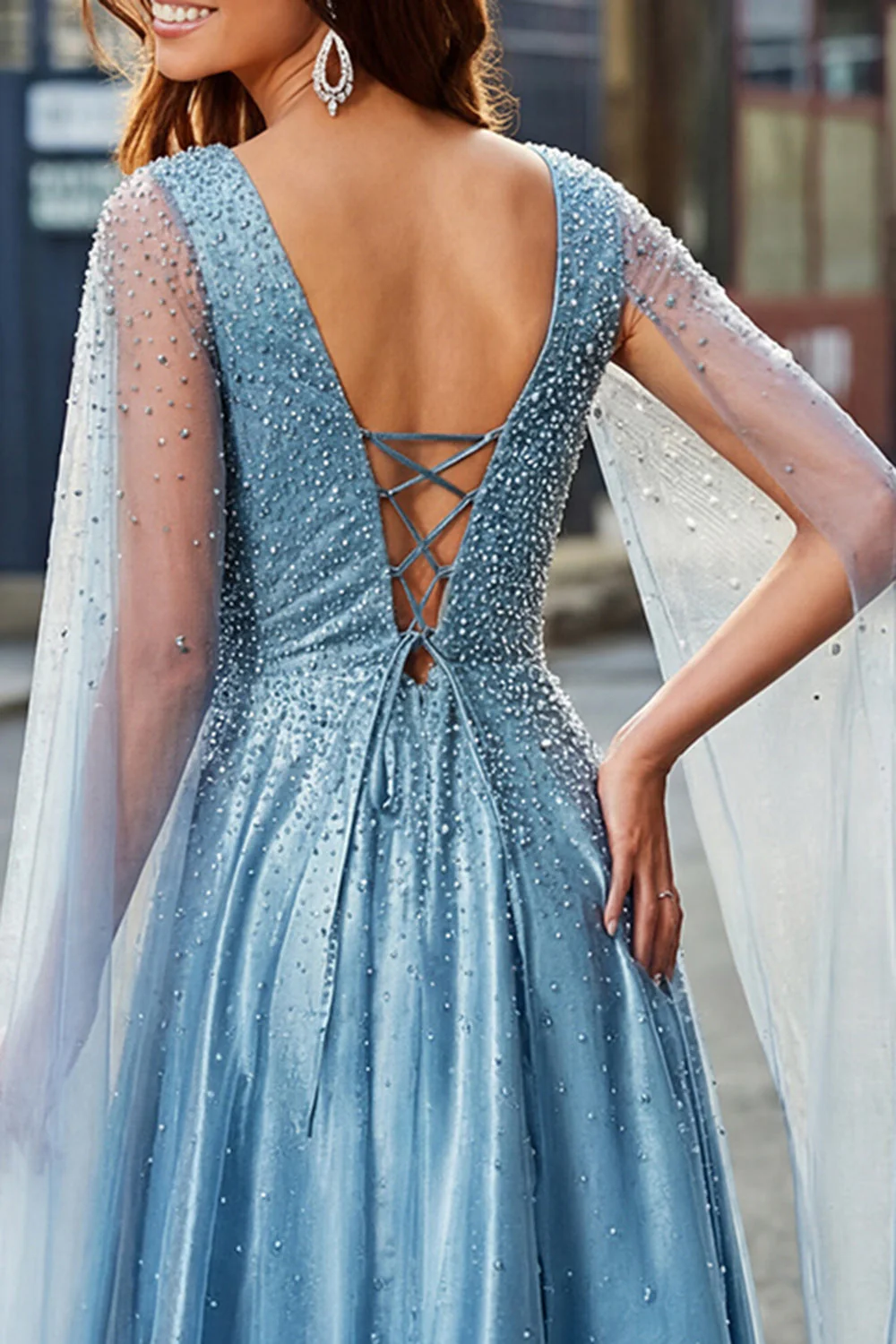 Robe de bal de bal bleue scintillante à col en V avec manches cape - Image 4