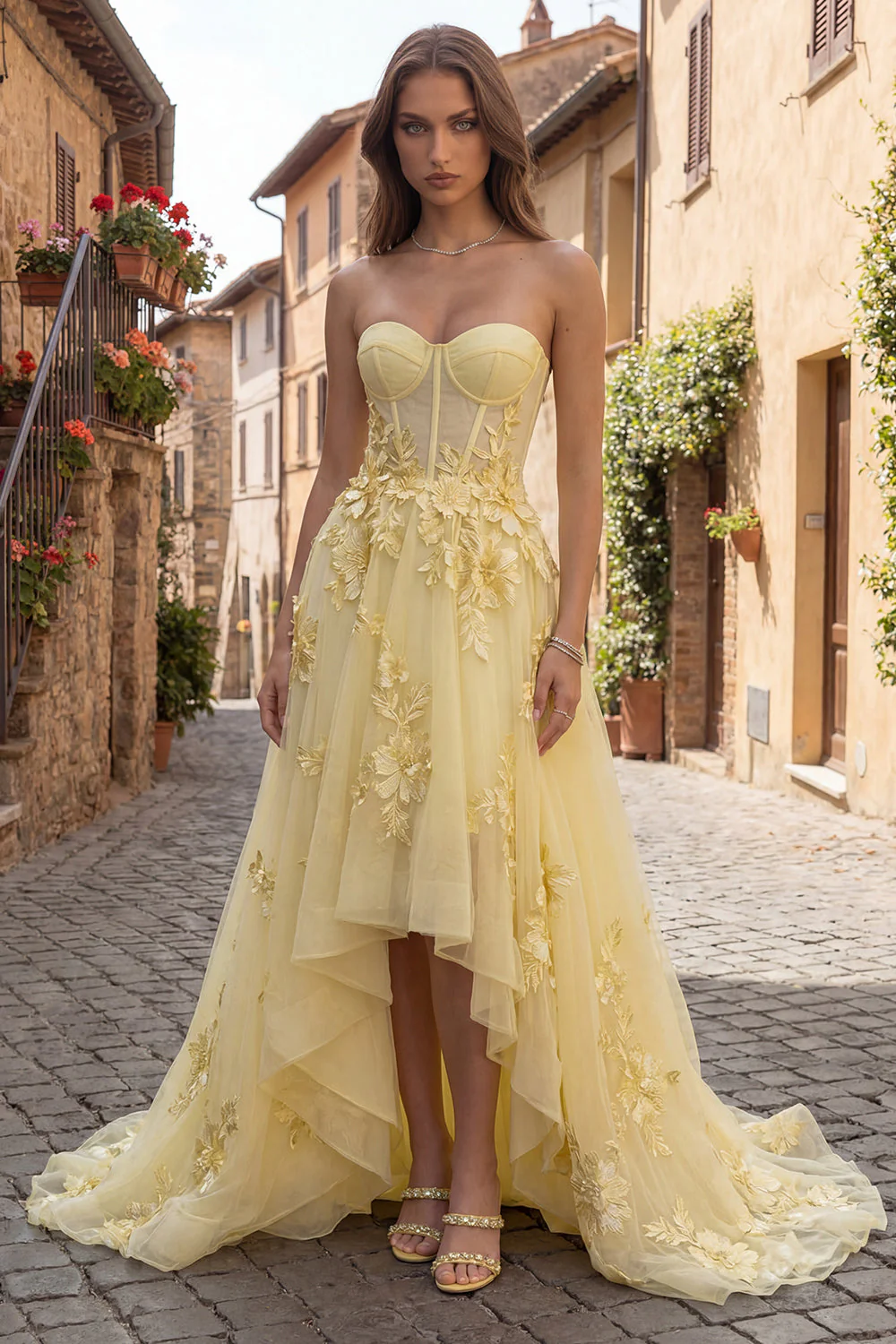 Robe de bal de promo jaune sans bustiers en tulle à ligne A avec une broderie florale