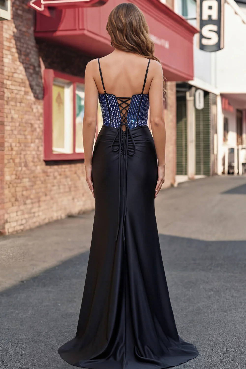 Robe de bal en satin à perles noires avec fente - Image 2
