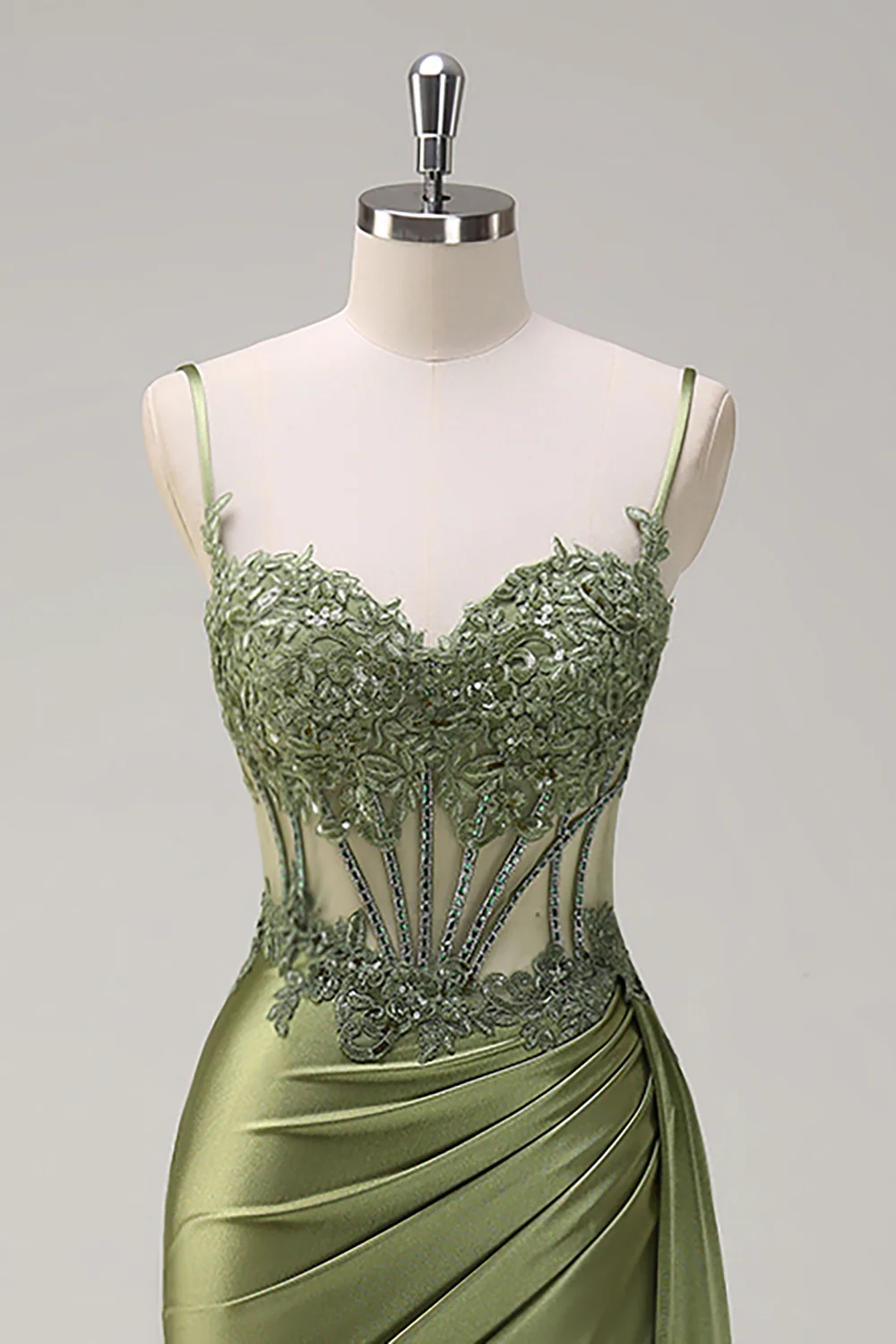 Robe de soirée sirène longue en satin plissé avec fente et détails transparents - Image 10
