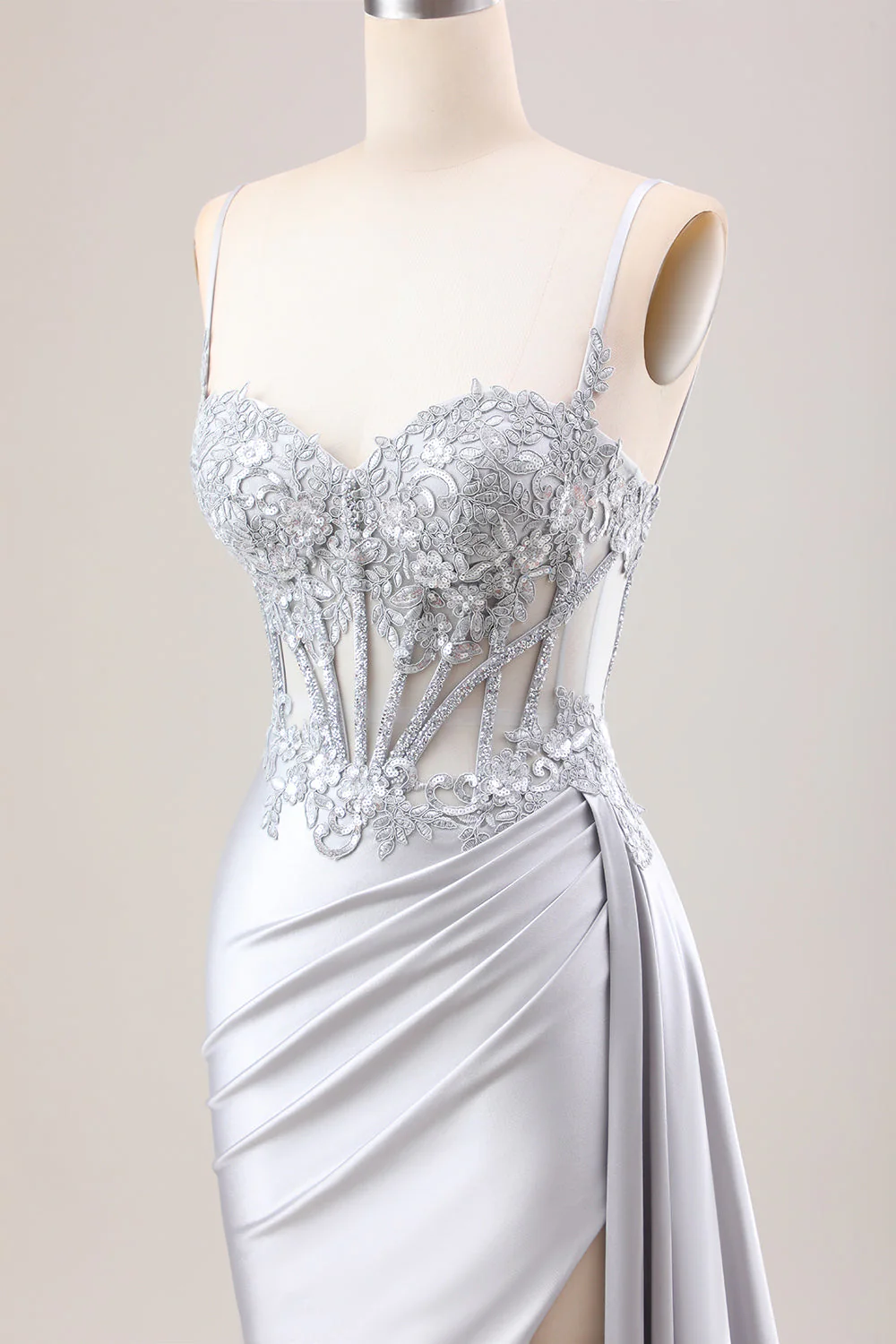 Robe de soirée sirène longue en satin plissé avec fente et détails transparents - Image 6