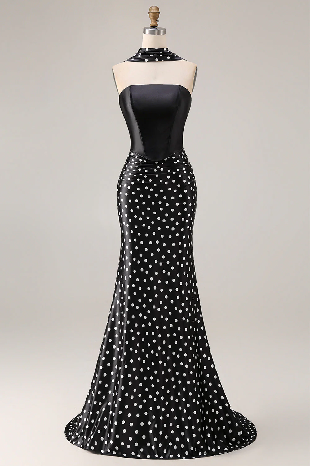 Robe de soirée en satin satin à pois noirs blancs avec une écharpe au col