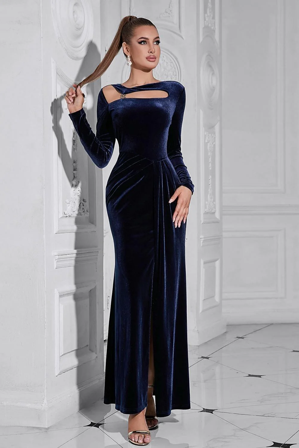 Robe de soirée en velours bleu foncé à manches longues avec fente - Image 5