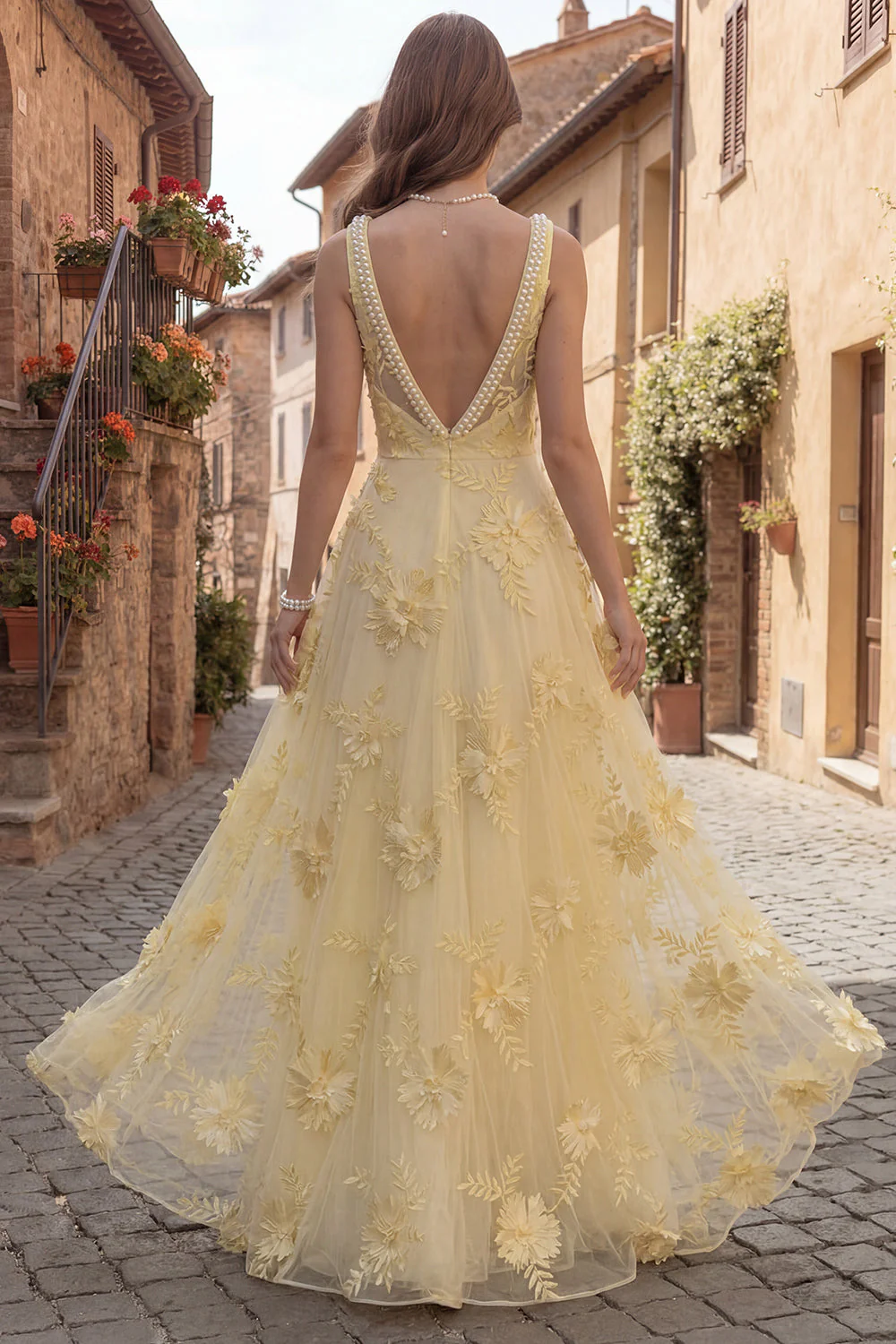 Robe de bal jaune à col carré à col carré avec broderies - Image 2
