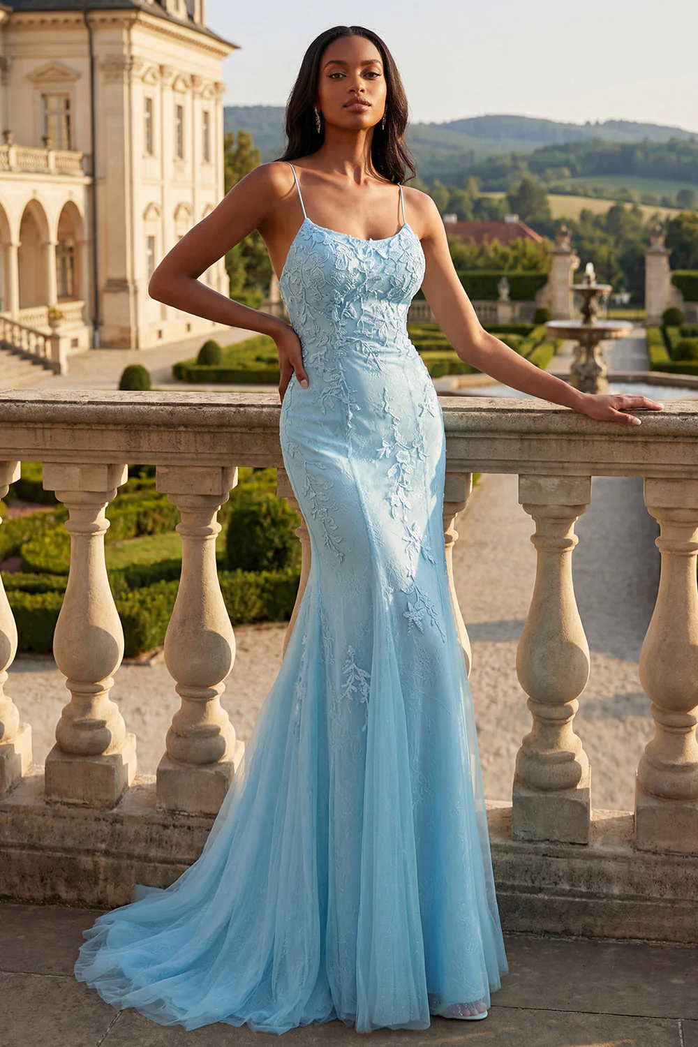Robe de bal longue à bretelles fines bleu sirène appliquée