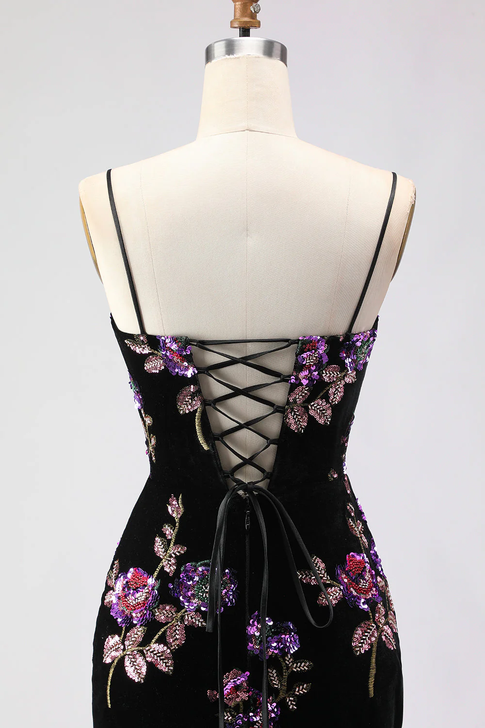 Robe de bal longue à bretelles fines en velurs de sirène en sequins noirs avec fente - Image 5