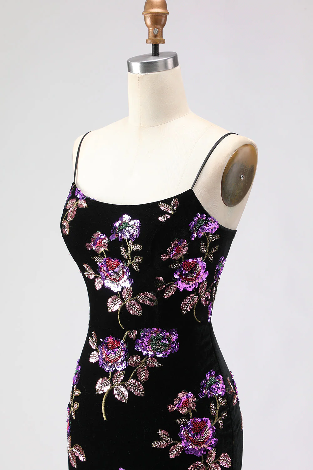 Robe de bal longue à bretelles fines en velurs de sirène en sequins noirs avec fente - Image 6