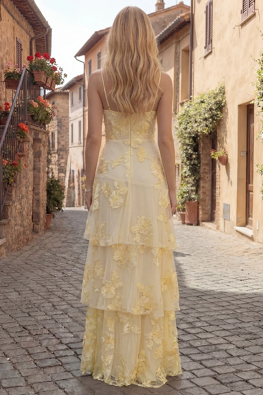 Robe de soirée longue à bretelles fines jaune en ligne A avec broderies florales - Image 2