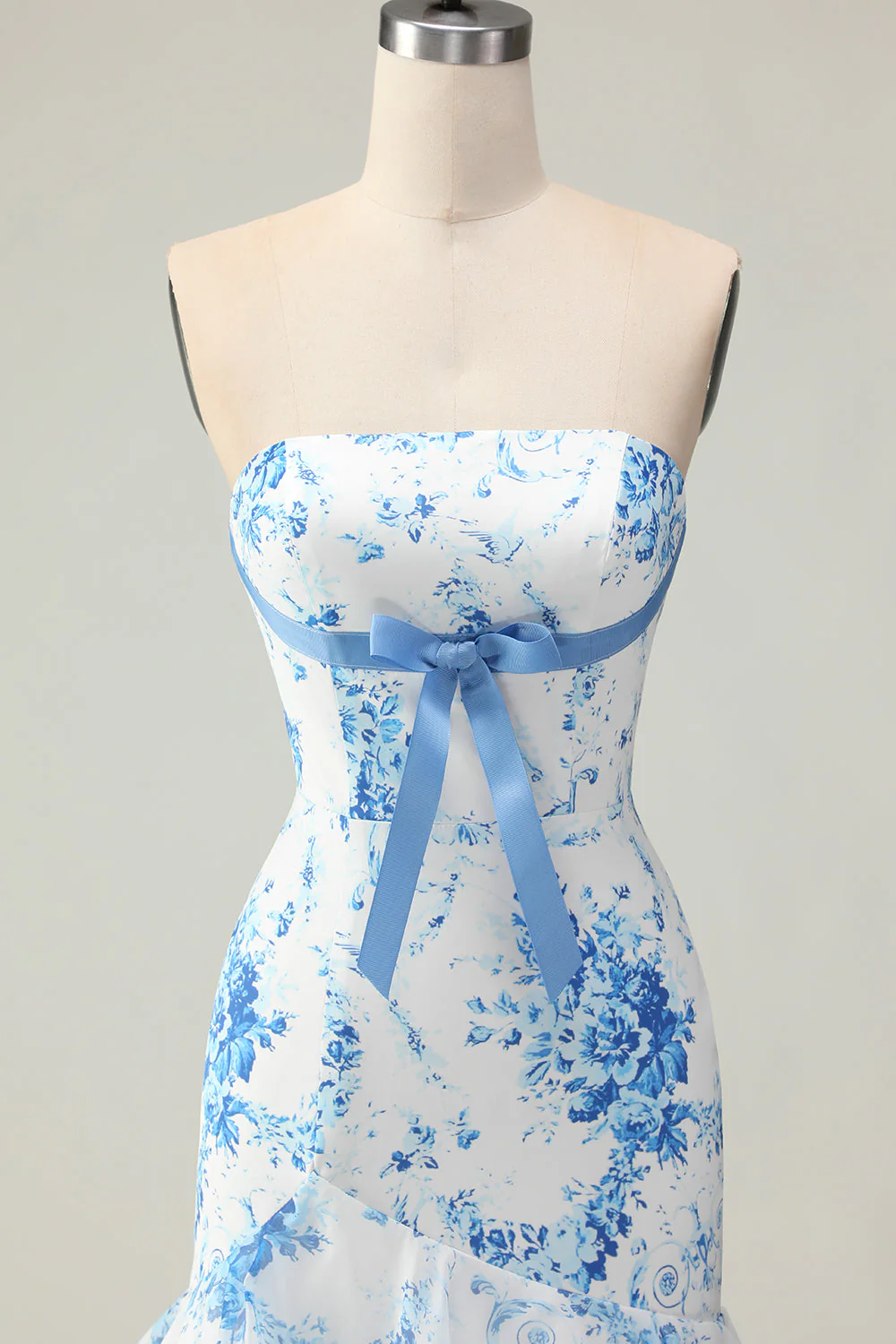 Robe De Soirée longue à imprimé étagé blanc fleur bleue sirène sans bretelles avec volants - Image 4
