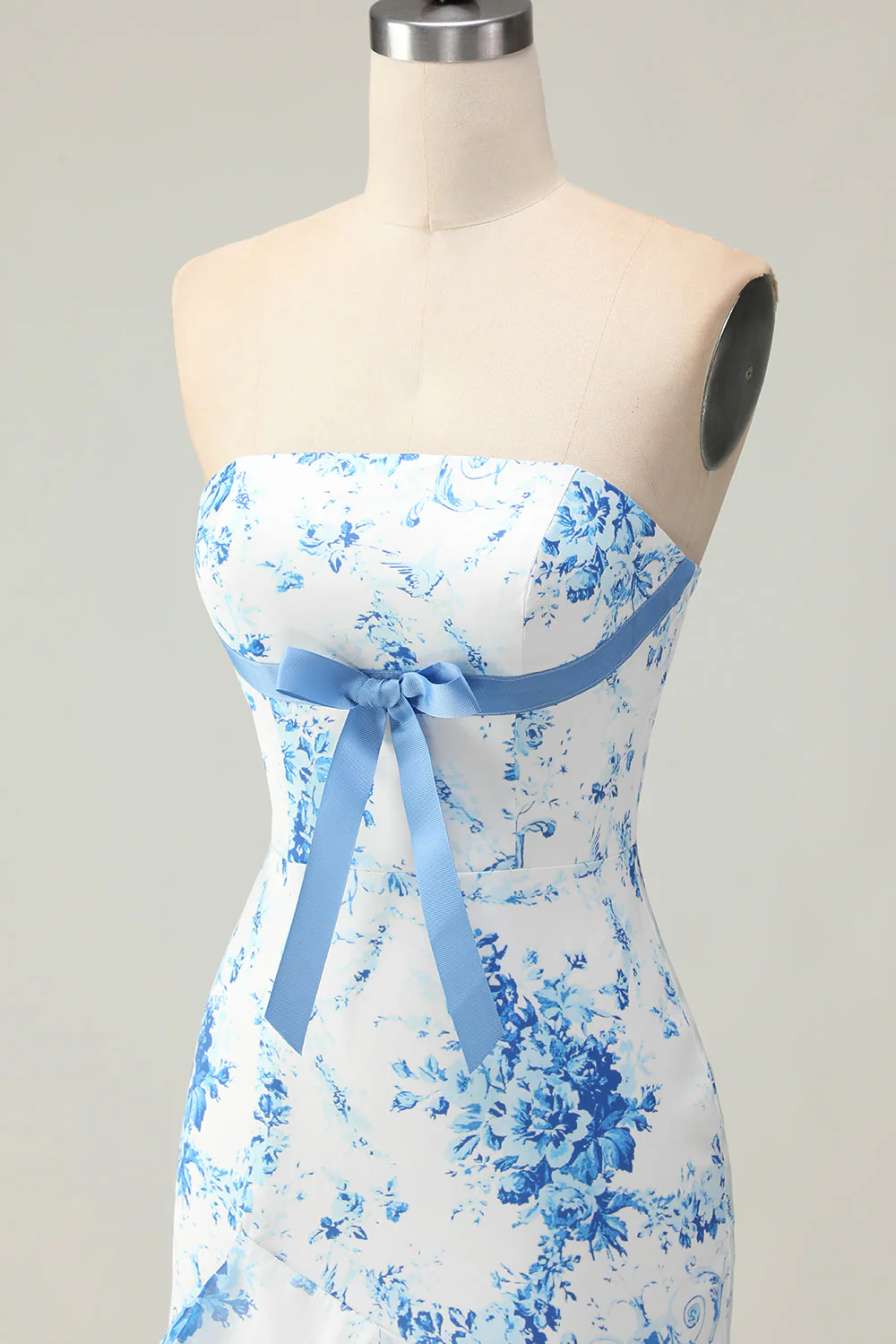 Robe De Soirée longue à imprimé étagé blanc fleur bleue sirène sans bretelles avec volants - Image 6