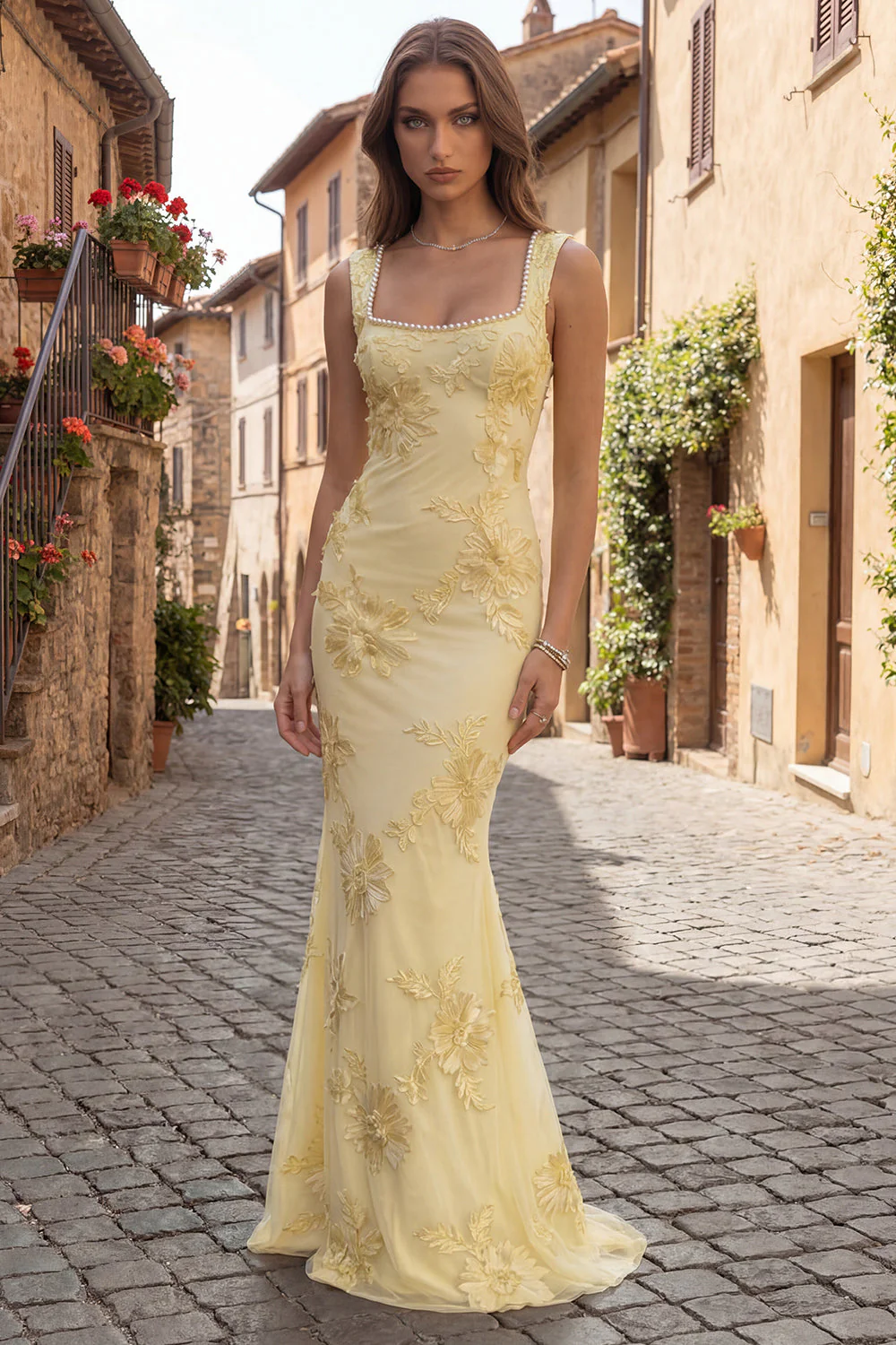 Robe de bal longue de bal brodée de sirène jaune à col carré