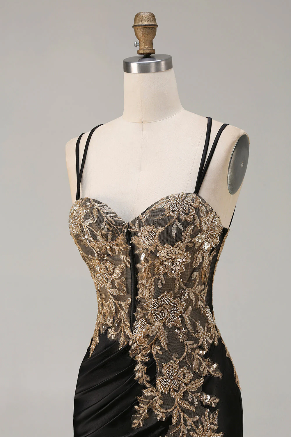 Robe de bal longue de bal brodée en satin brodée de perles noires avec fente - Image 6