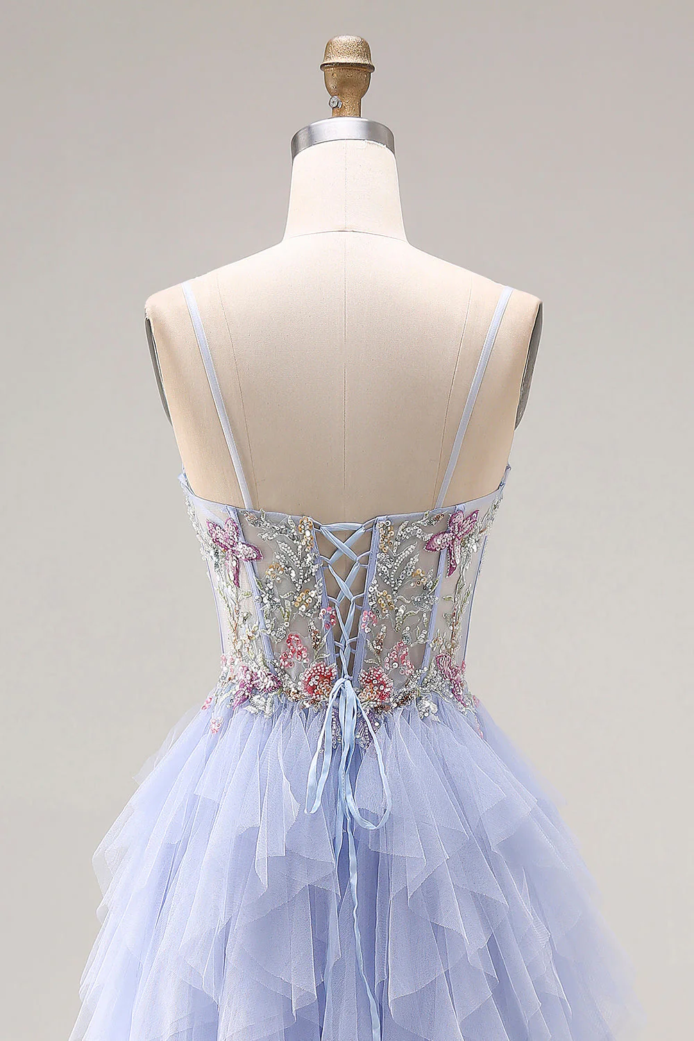 Robe de bal longue de bal en tulle appliquée à plume légère avec brides fines et volants - Image 5