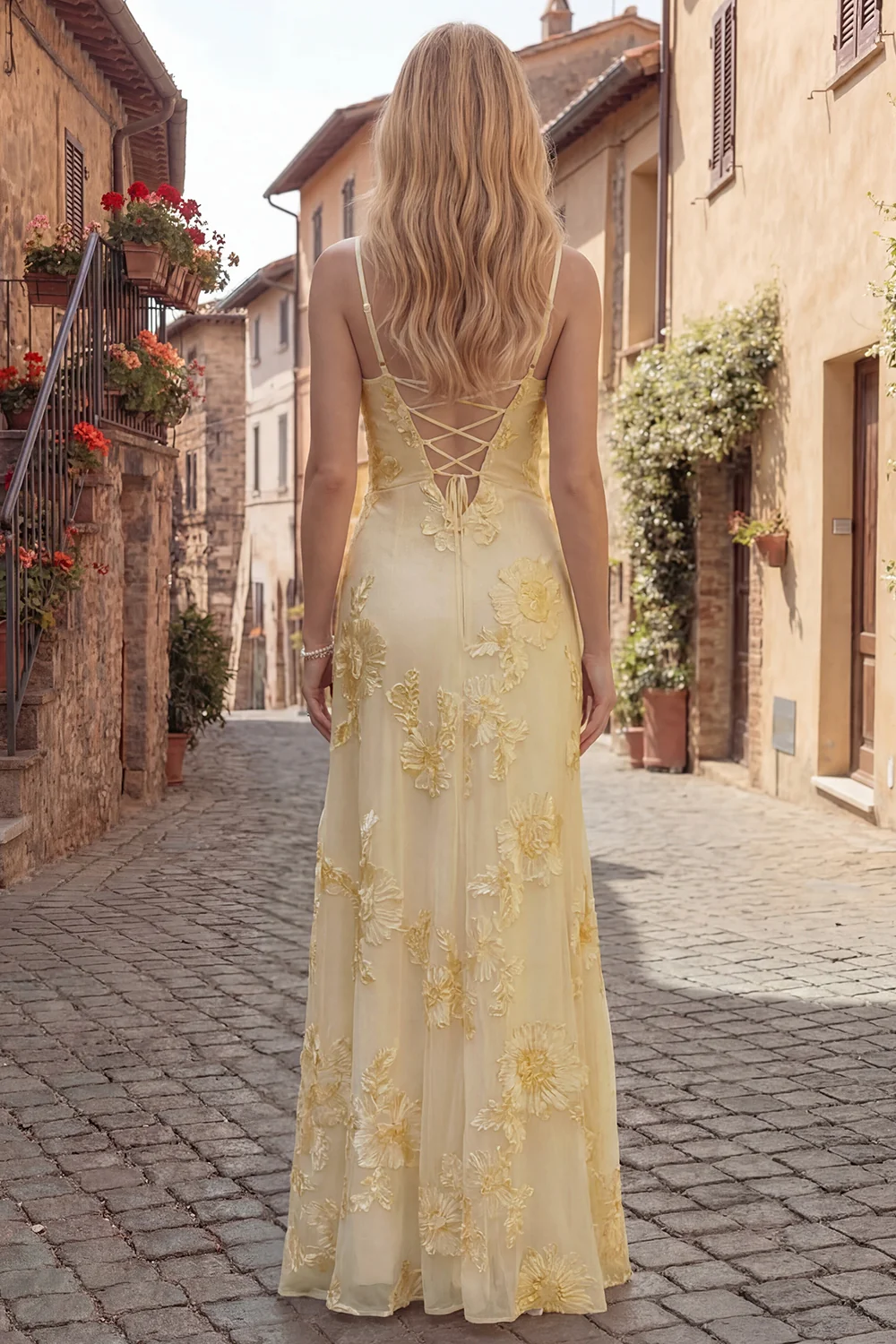 Robe de soirée longue jaune ligne A à bretelles dos lacé avec broderies florales - Image 2