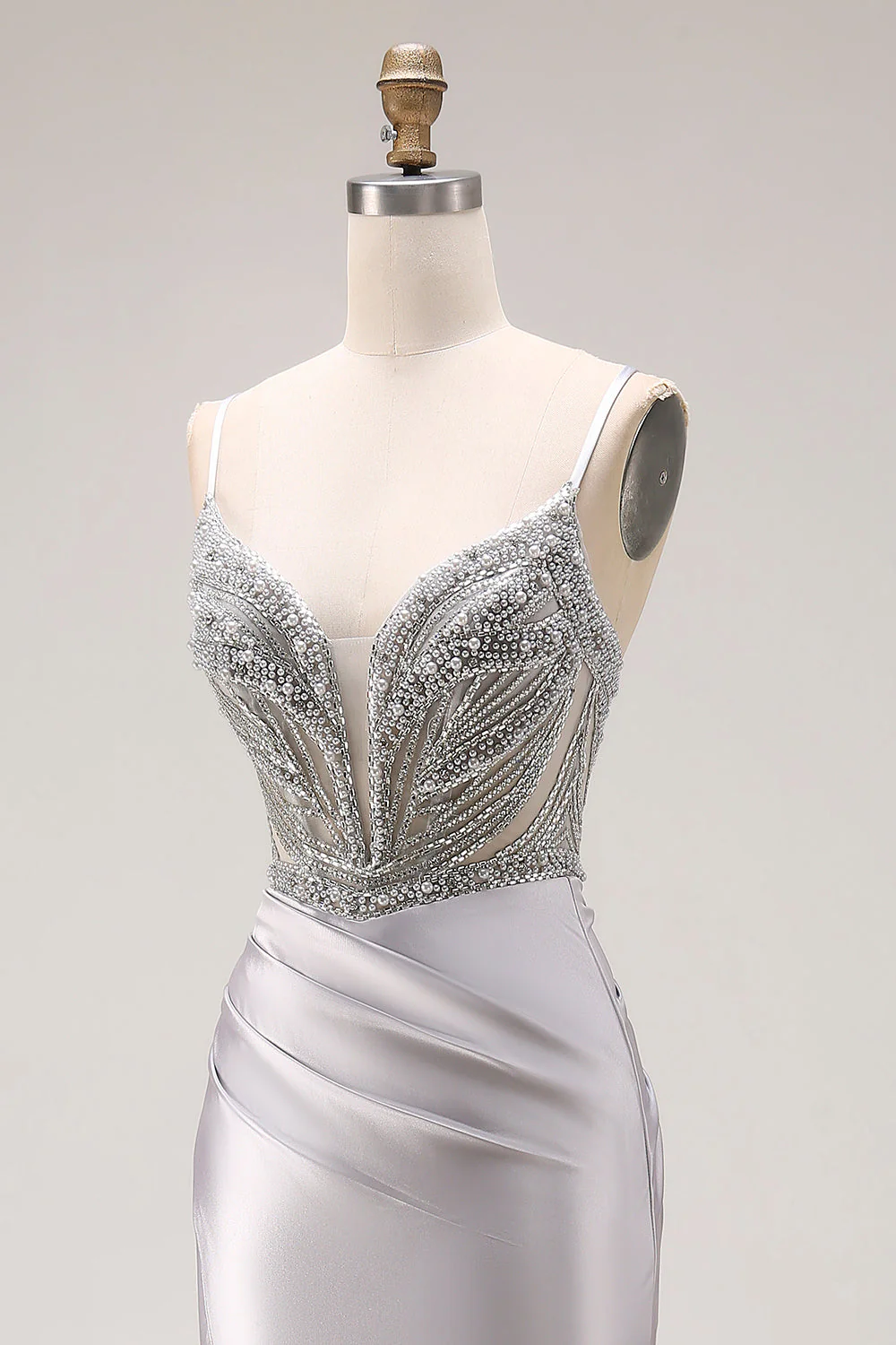 Robe de bal longue de bal scintillante gris clair en satin à perles et perlée - Image 6