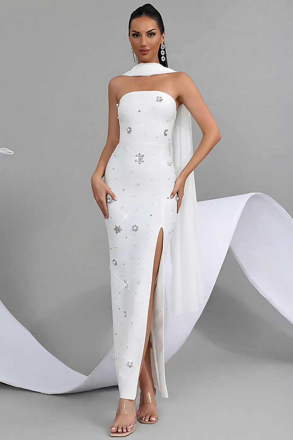 Robe de bal longue décapotable blanche blanche scintillante avec écharpe au col - Image 4