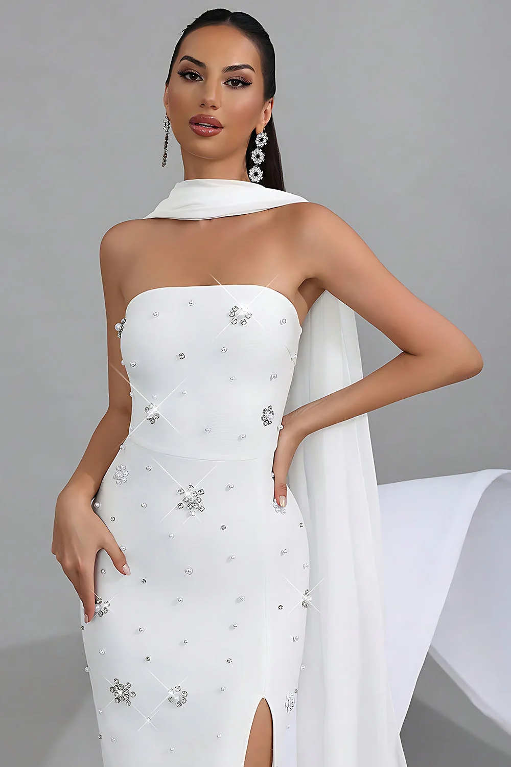 Robe de bal longue décapotable blanche blanche scintillante avec écharpe au col - Image 6