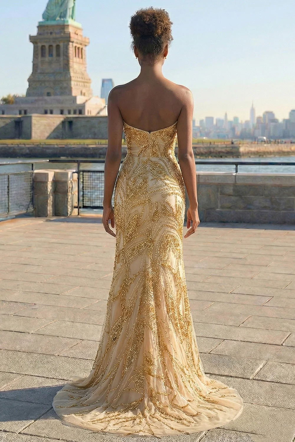 Robe de bal longue dorée de sirène perlée avec une fente - Image 2