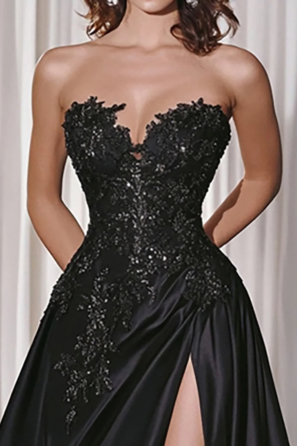 Robe de bal longue en satin A-ligne noir avec appliques de dentelle - Image 3