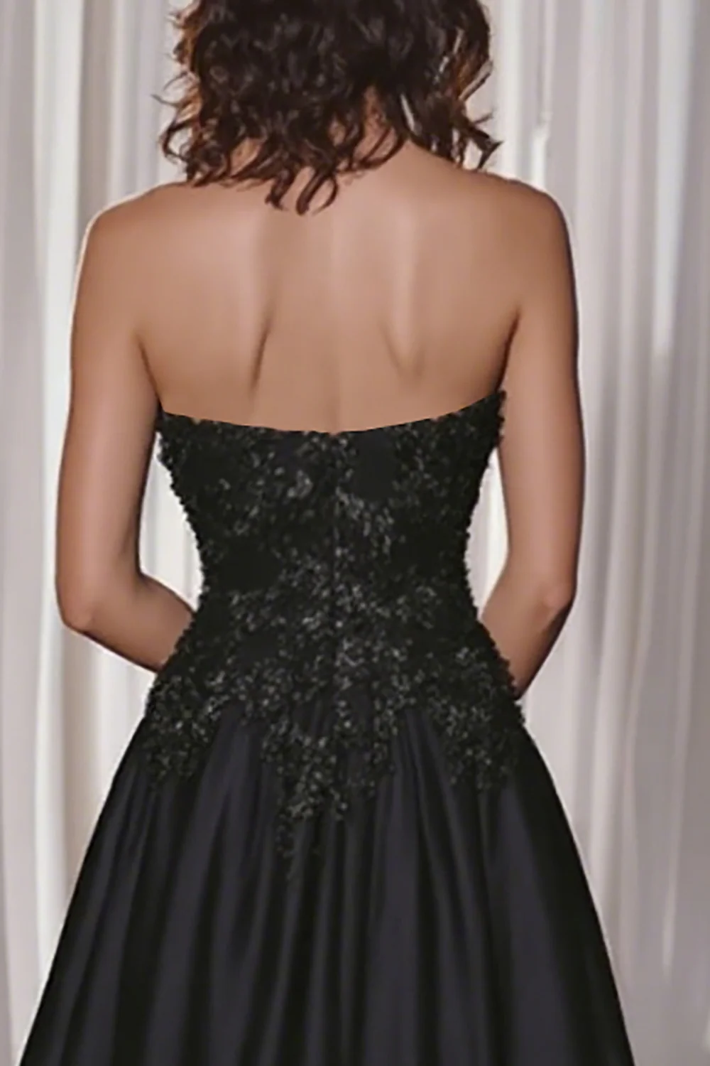 Robe de bal longue en satin A-ligne noir avec appliques de dentelle - Image 4