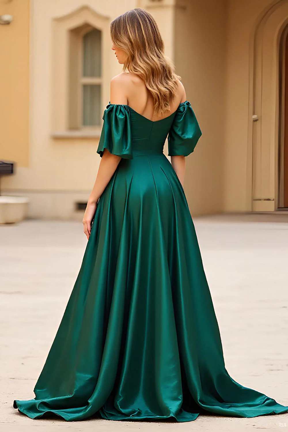 Robe de bal longue en satin à manches bouffantes vert foncé à épaules dénudées avec fente - Image 2
