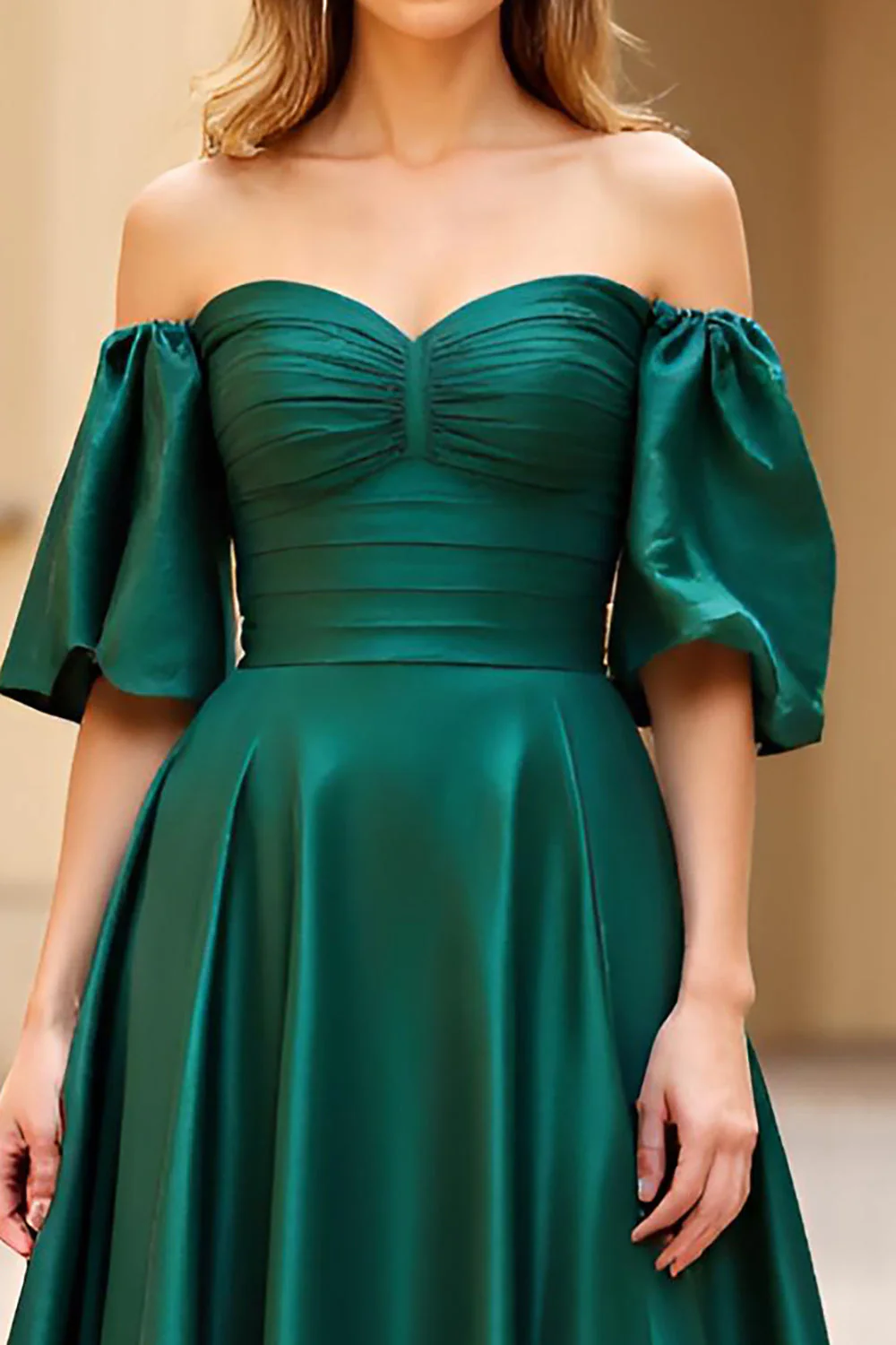 Robe de bal longue en satin à manches bouffantes vert foncé à épaules dénudées avec fente - Image 3