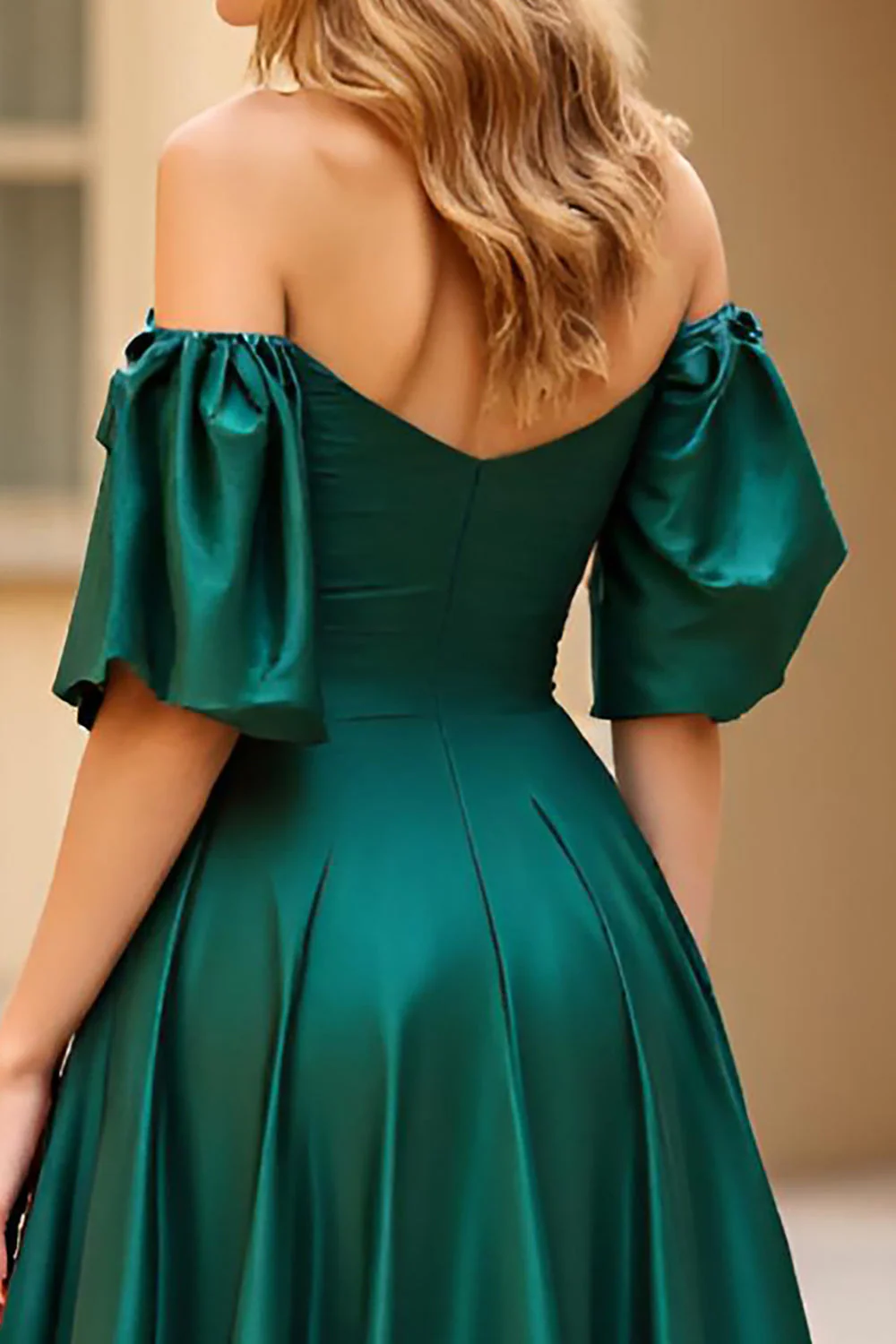 Robe de bal longue en satin à manches bouffantes vert foncé à épaules dénudées avec fente - Image 4