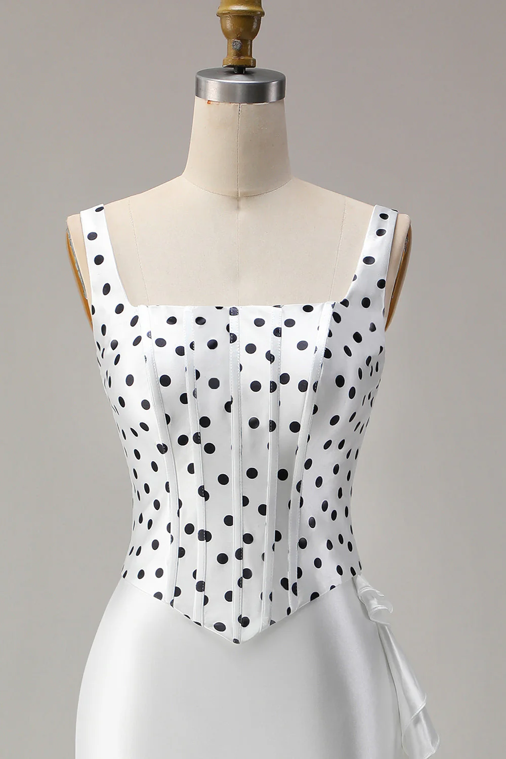 Robe de bal longue en satin à pois blancs noirs à pois blancs en satin avec fente à volants - Image 10