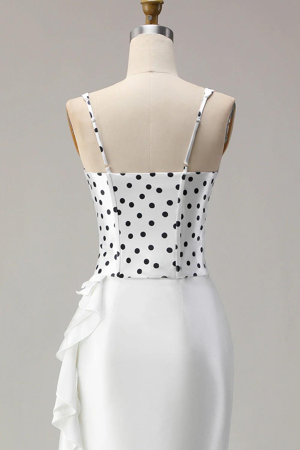 Robe de bal longue en satin à pois blancs noirs à pois blancs en satin avec fente à volants - Image 11