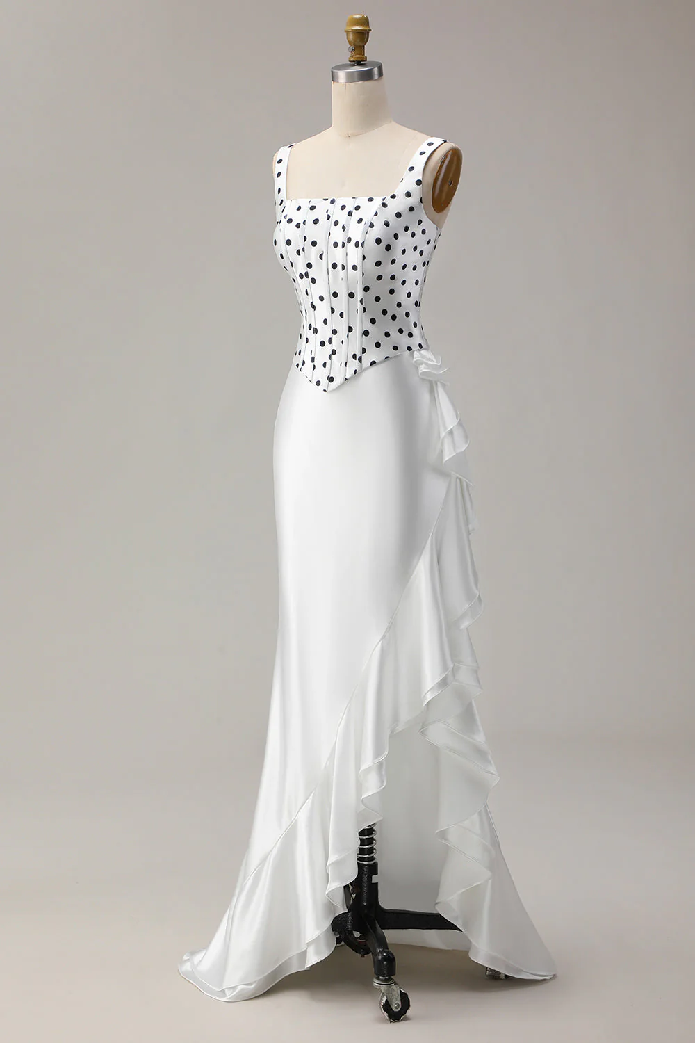 Robe de bal longue en satin à volants à pois noirs blancs et fendue - Image 3